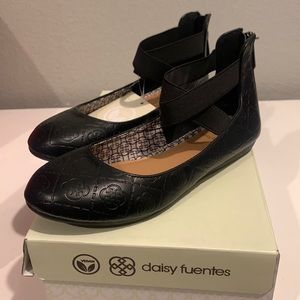 NWT Vegan Daisy Fuentes Black Flat  shoes
